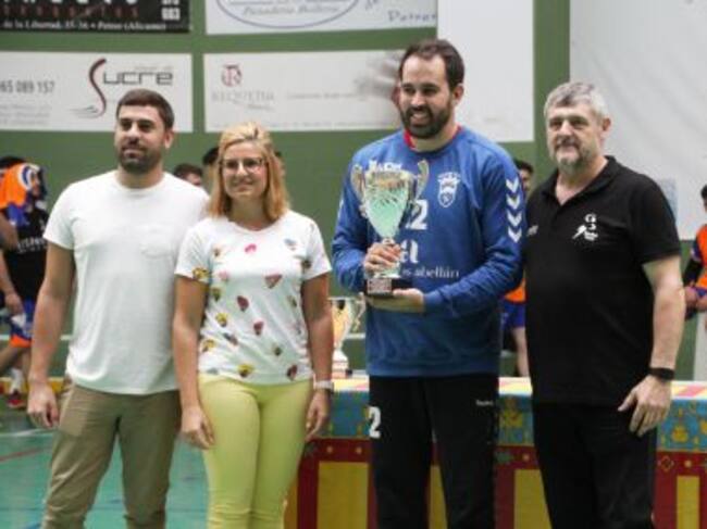 Fran Tirado recogió el trofeo de campeón