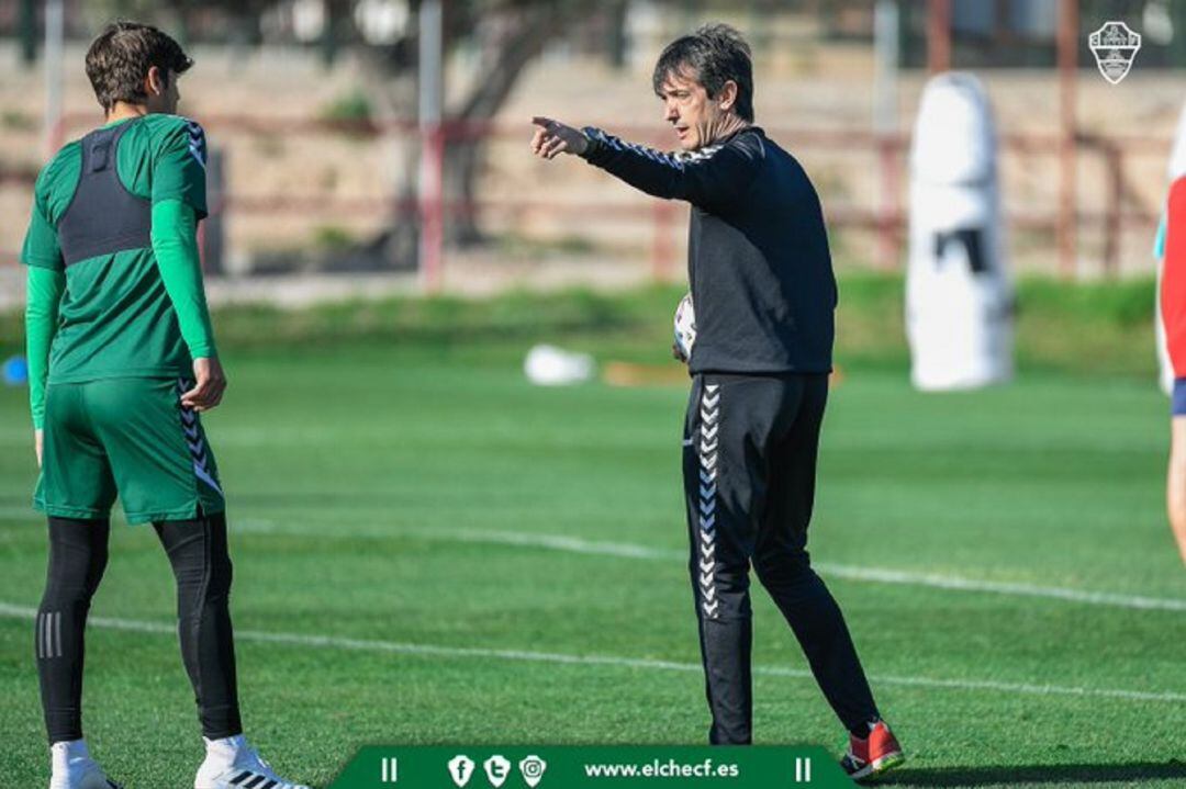 Pacheta da instrucciones en un entrenamiento del Elche junto a Gonzalo Villar