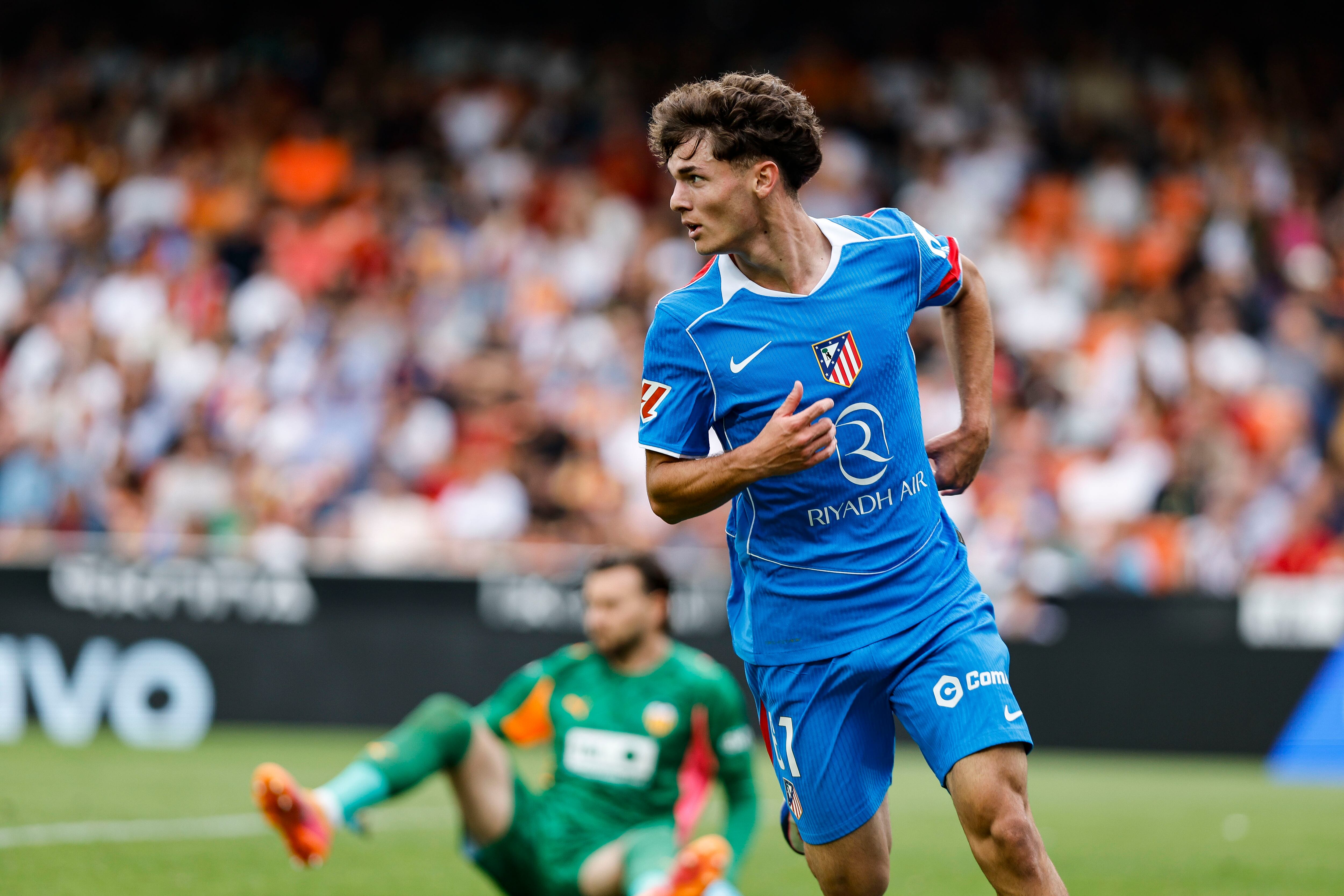 VALENCIA, 02/05/2026.- El jugador del Atlético de Madrid Miguel Cubo, celebra su gol contra el Valencia, durante el partido de la jornada 34 de LaLiga EA Sports entre el Valencia y el Atlético de Madrid, este sábado en el estadio de Mestalla.-EFE/ Biel Aliño