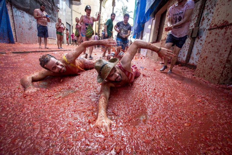 momentos del a celebración de la tomatina de Buñol, cuando se lanzan toneladas de tomates en una fiesta popular