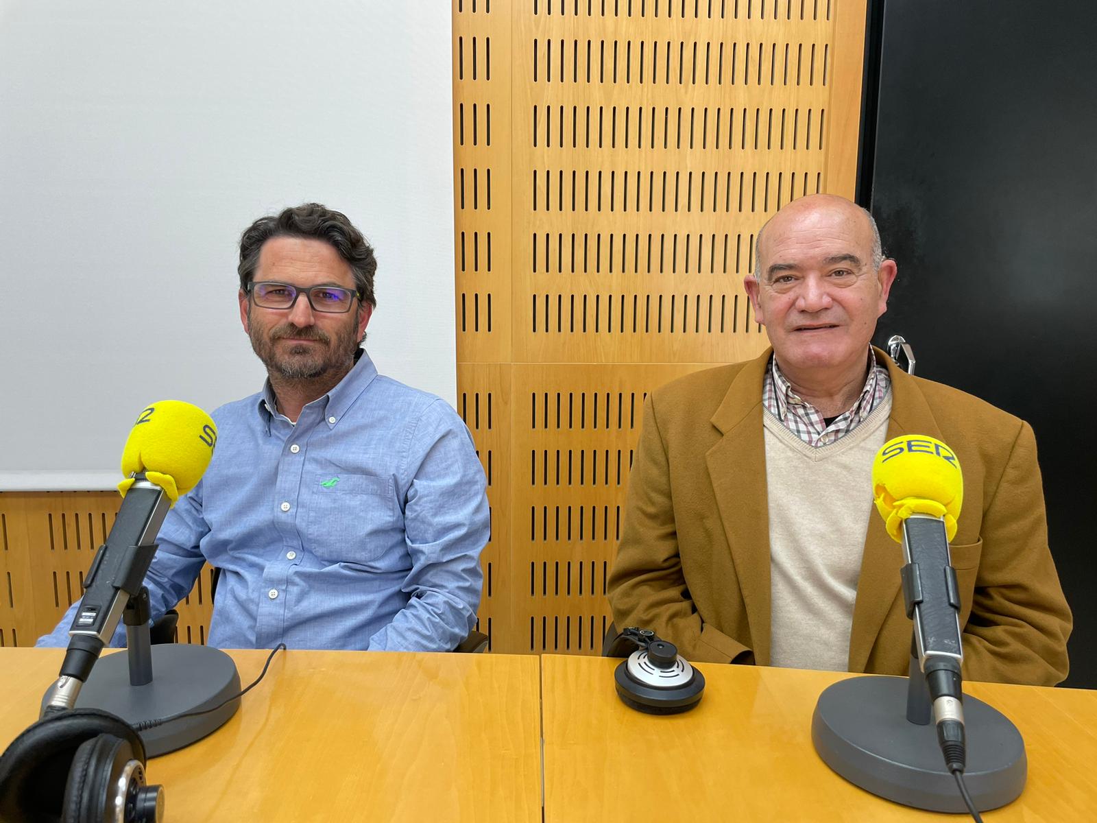 Alejandro Amblar (iz) y javier Copoví en los estudios de Radio Valencia Cadena SER