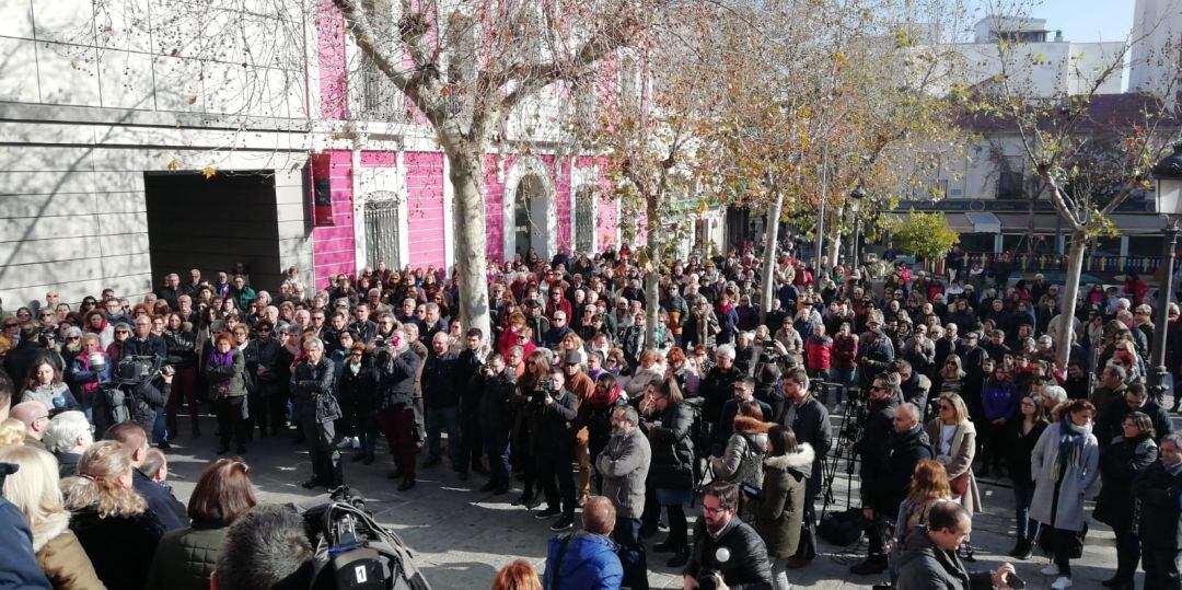 Ciudadanos asistentes a la concentración por el último crimen machista sucedido en Puertollano