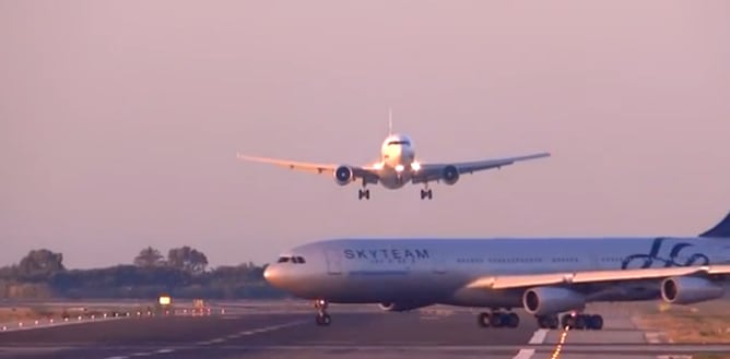 Un videoaficionado capta imágenes de un avión a punto de aterrizar que vuelve a coger altura cuando otro avión en el suelo cruza su pista