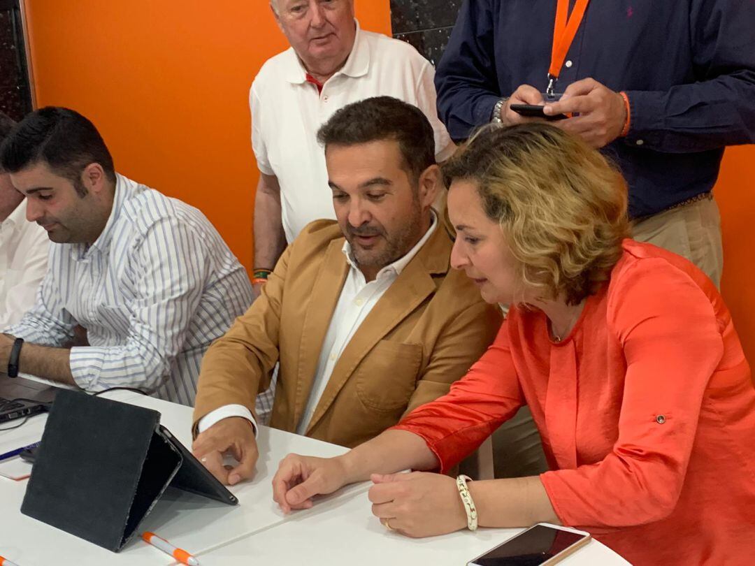 Marcial Gómez junto a miembros de Ciudadanos durante el seguimiento electoral