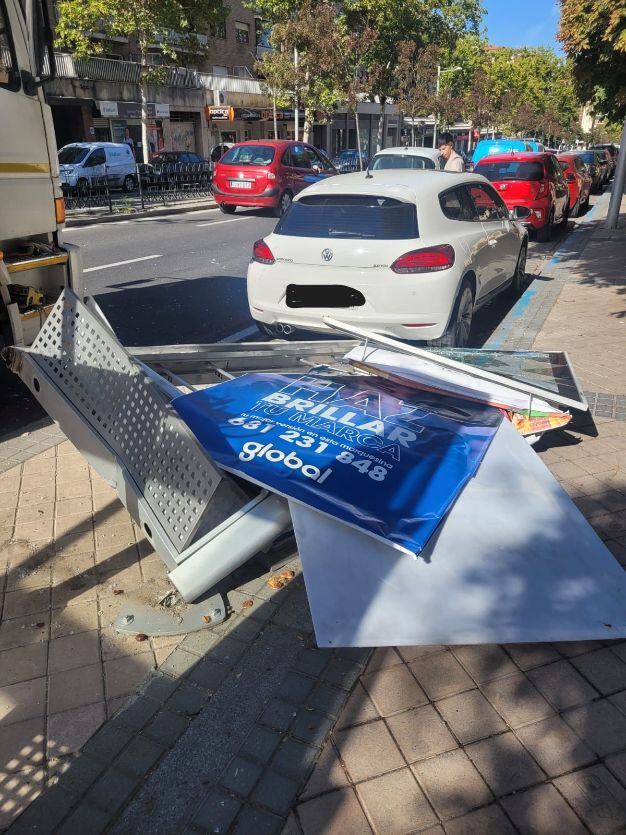 Un camión grúa destroza una marquesina de autobús en Santo Tomás