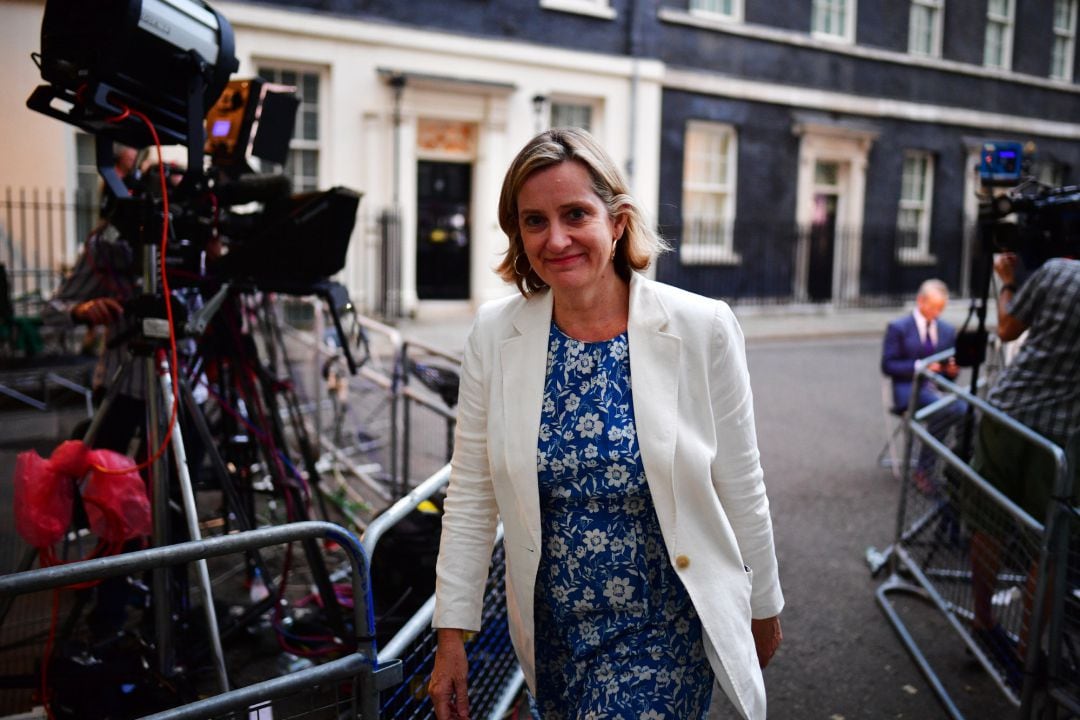 La ya exministra Amber Rudd sale de Downing Street tras presentar su dimisión.