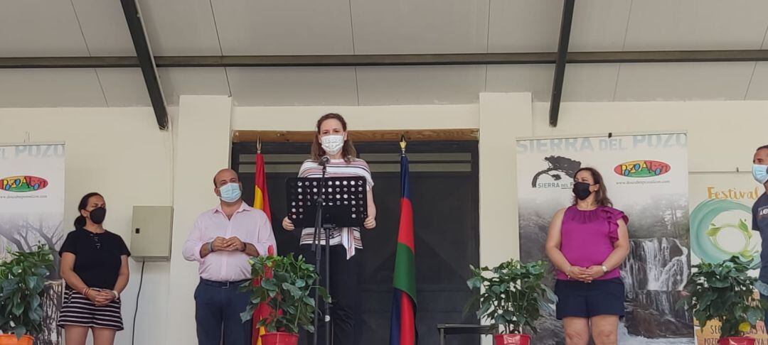 Marian Adán en la inauguración del Festival del Agua de Pozo Alcón junto al alcalde Iván Cruz