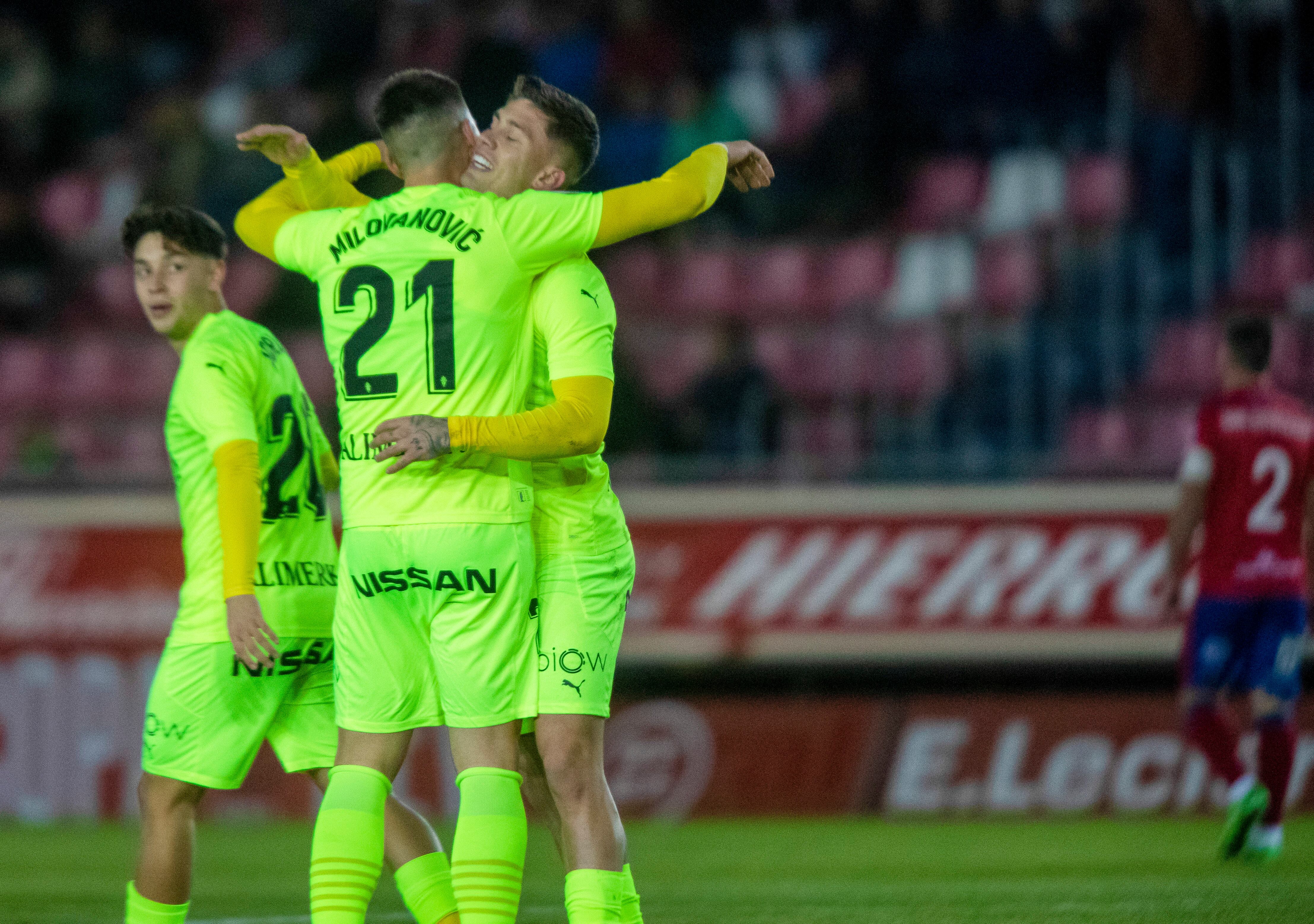 GRAF8764. SORIA, 21/12/2022.- El delantero del Sporting de Gijón Uros MIlovanovic celebra con sus compañeros el primer gol del Partido de Copa del Rey disputado hoy ante el Numancia en el estadio de Los Pajaritos. EFE/Wifredo García
