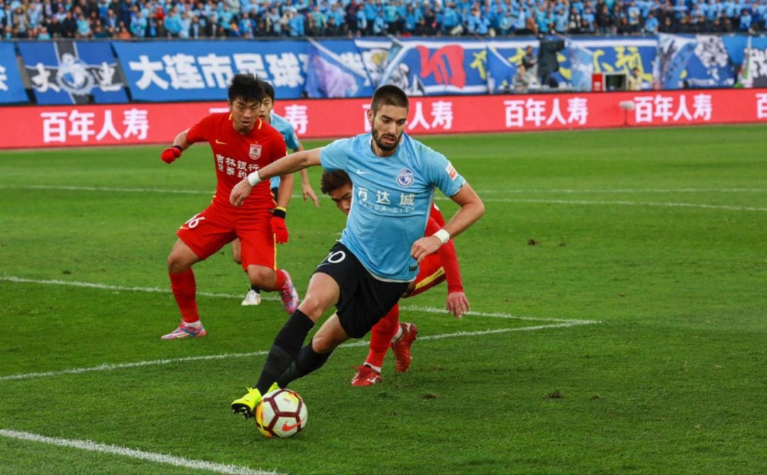 Yannick Carrasco durante un encuentro con el Dalian Yifang