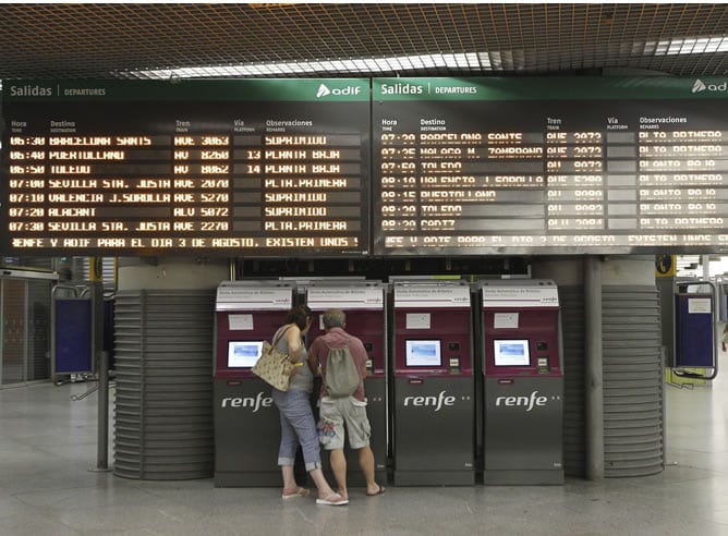 Aspecto que presentaba durante la noche la estación de Atocha, en Madrid