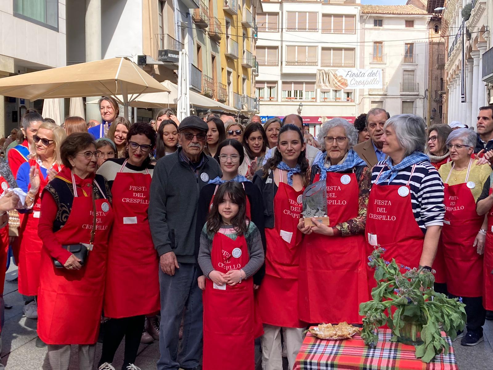 Rosario Solorzano con su familia tras recibir el reconocimiento