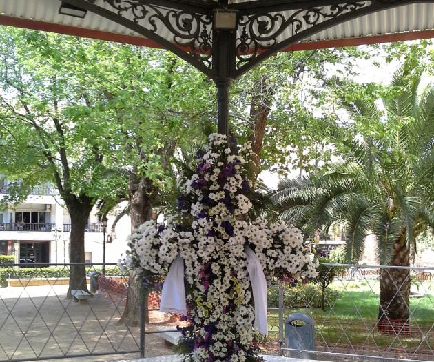 Imagen de archivo de una Cruz de Mayo en el templete del Prado