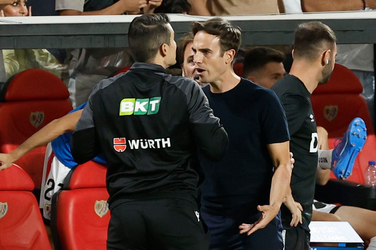 El entrenador del Rayo Vallecano Iñigo Pérez protesta al cuarto árbitro el penalti pitado a favor del FC Barcelona