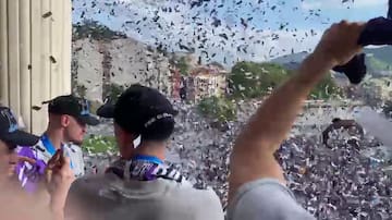 Los jugadores del Bilbao Basket salen al bacón y estalla la fiesta entre la afición: "Jo ta ke, irabazi arte"