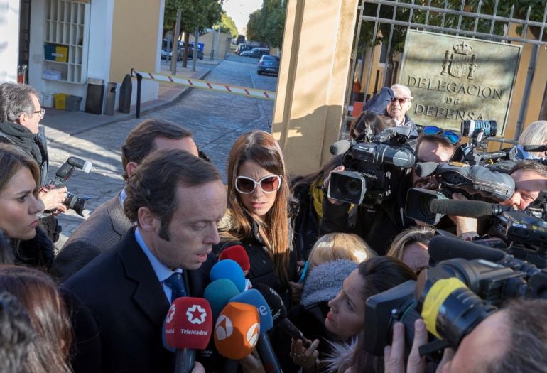 Los letrados de la soldado atienden a los medios a su llegada hoy al Tribunal Militar 21 de Sevilla