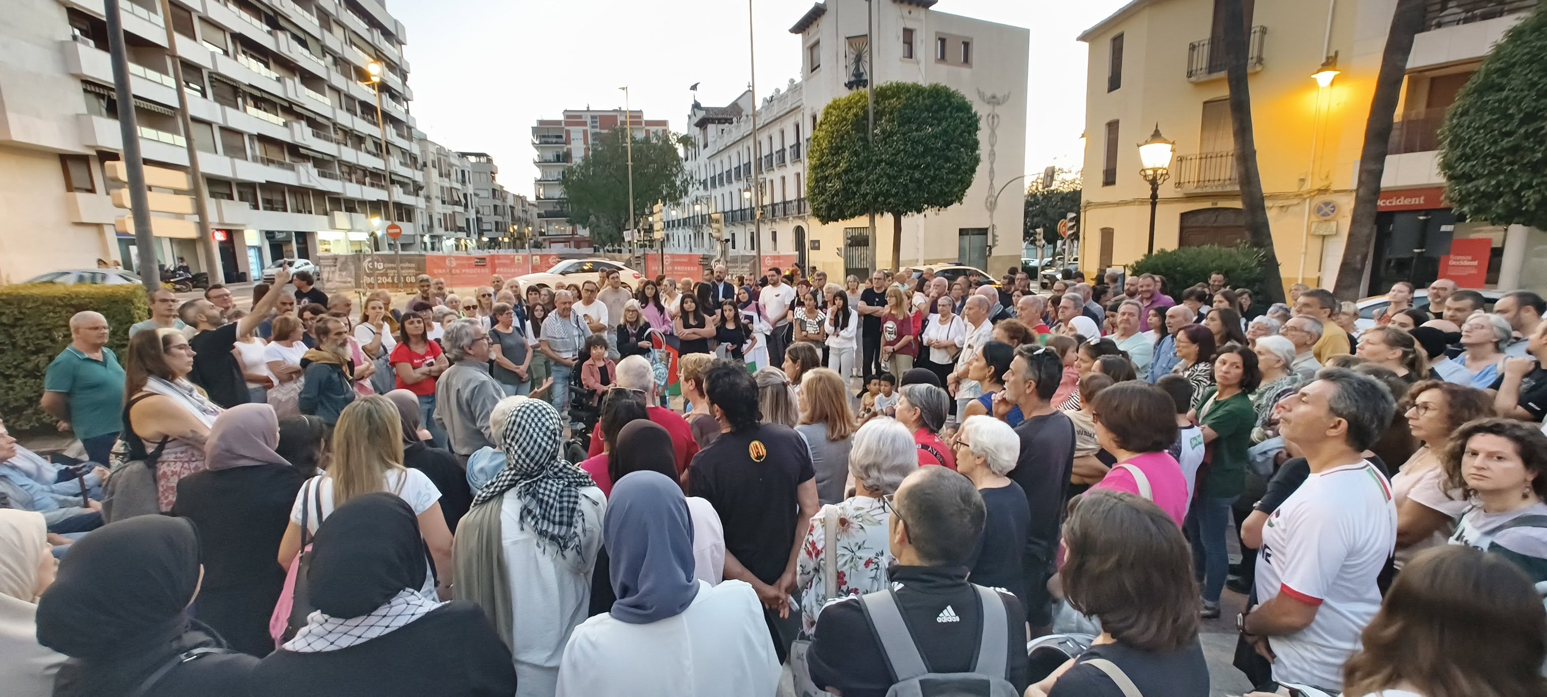 Vecinas, colectivos y representantes políticos participaron en la movilización en apoyo al pueblo palestino