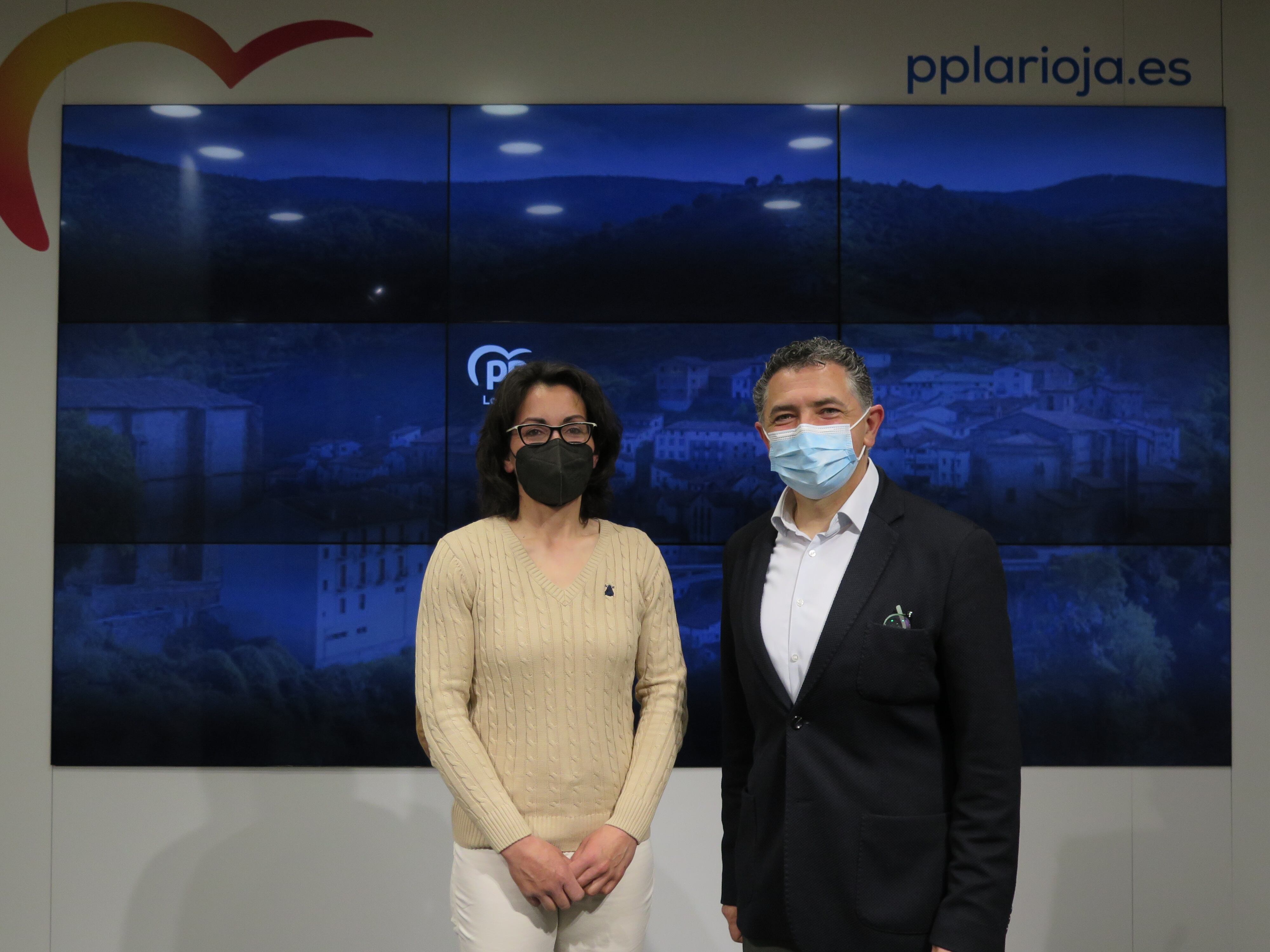 El diputado autonómico, Carlos Cuevas, junto con la vicesecretaria de Política Territorial de la formación, Raquel Sáenz.