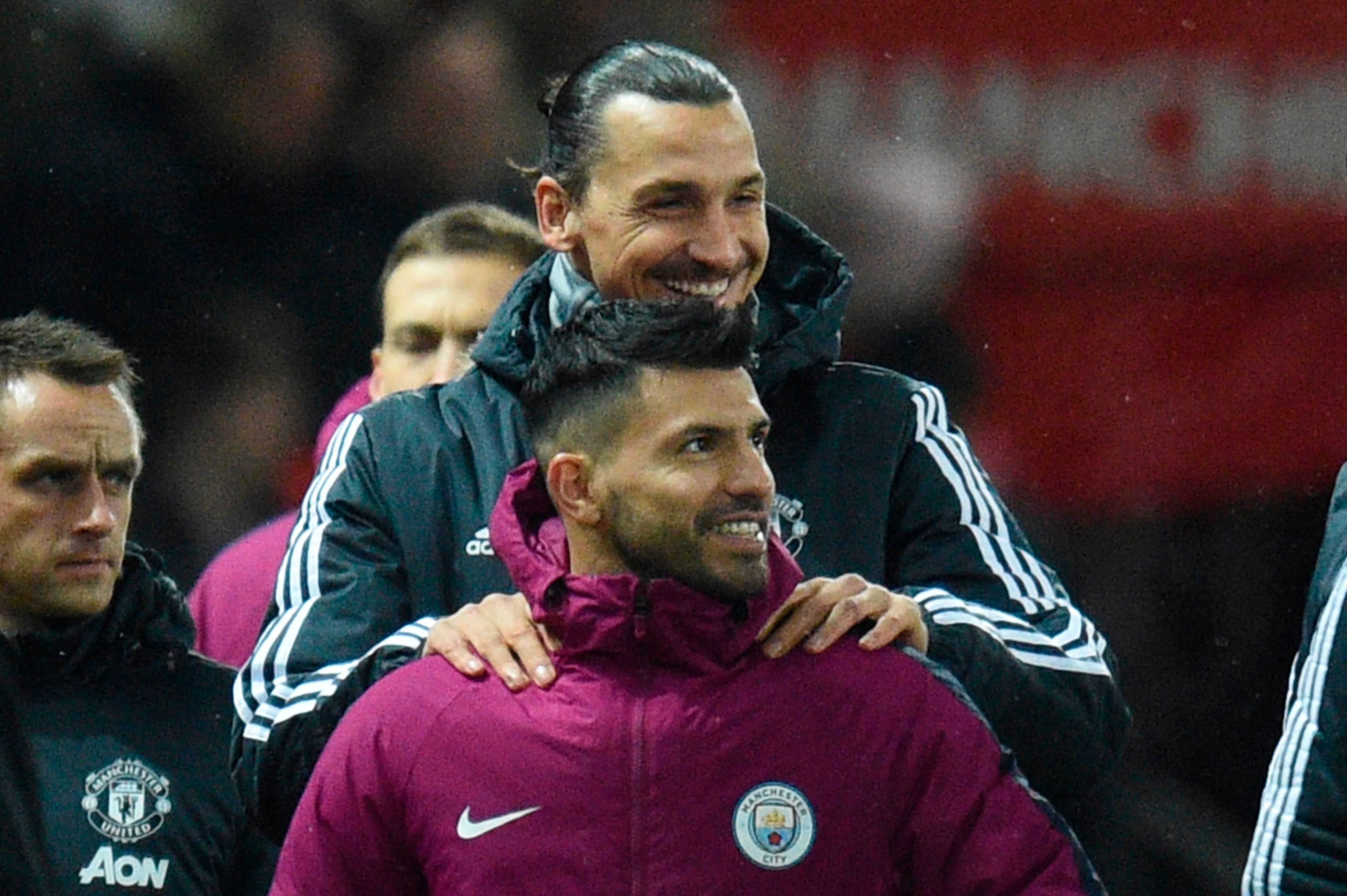 Agüero e Ibrahimovic, en un derbi de Manchester, en 2017.