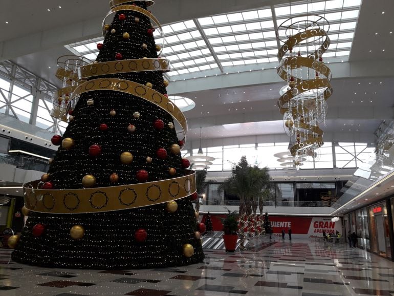 Una de las plazas del centro comercial Nevada de Armilla (Granada)