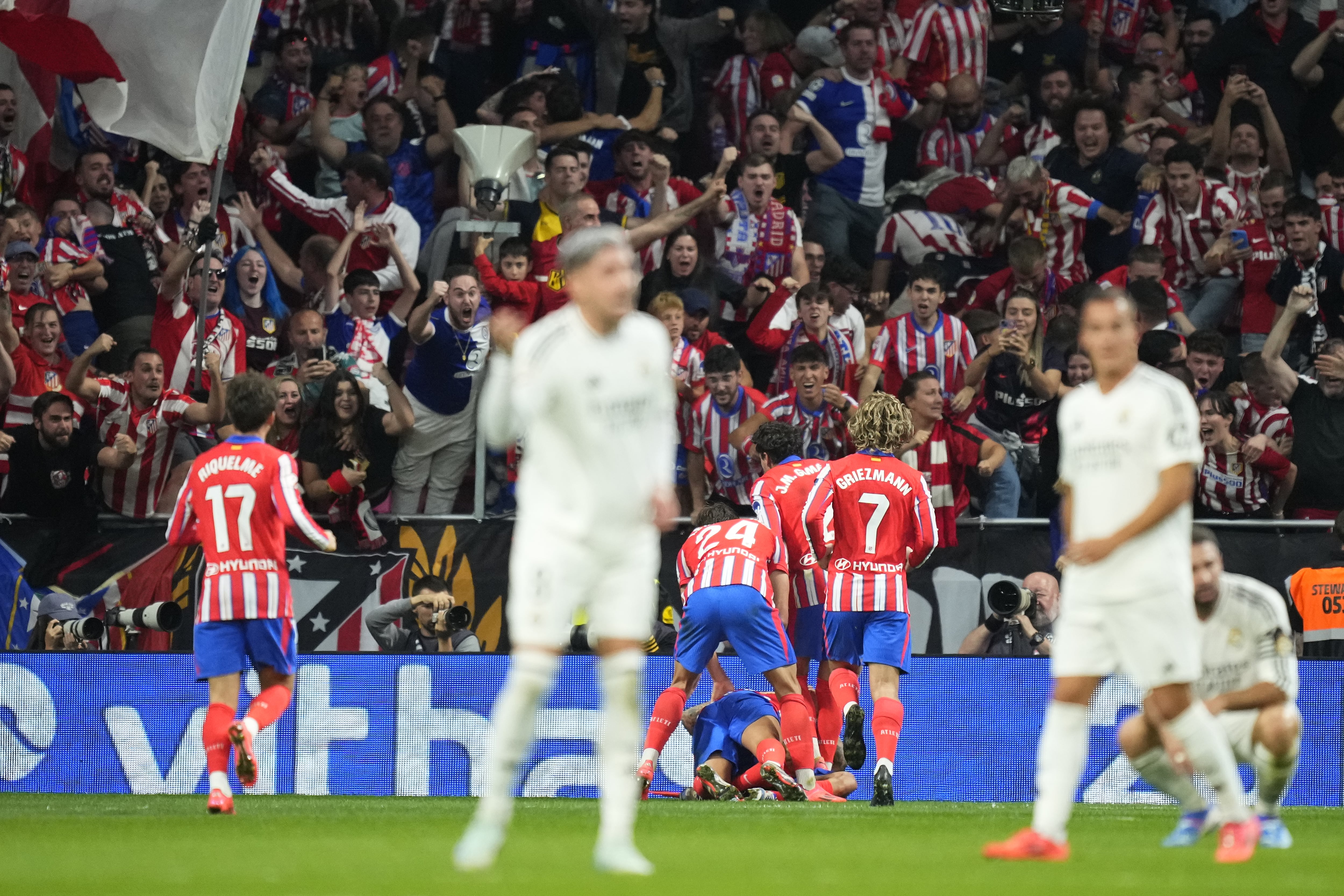 El Atlético de Madrid celebra su gol en el último derbi contra el Real Madrid