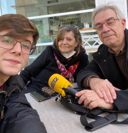 José Ramón con su abuela Huchy, junto a Ramón Medina, desde la calle de la Radio