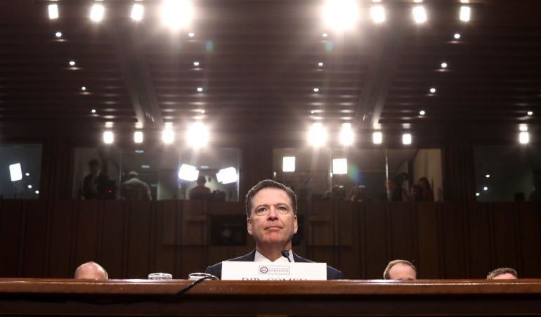 Fotografía de archivo del 8 de junio de 2017 que muestra al exdirector del FBI James Comey durante el Comité de Inteligencia del Senado sobre las investigaciones de la administración Trump y su posible relación con Rusia durante la campaña electoral, en Washington (Estados Unidos).