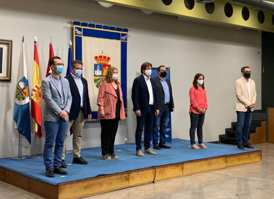 Los alcaldes de Fuenlabrada, Getafe, Leganés, Pinto o Parla durante un acto en el ayuntamiento fuenlabreño el pasado mes de octubre.