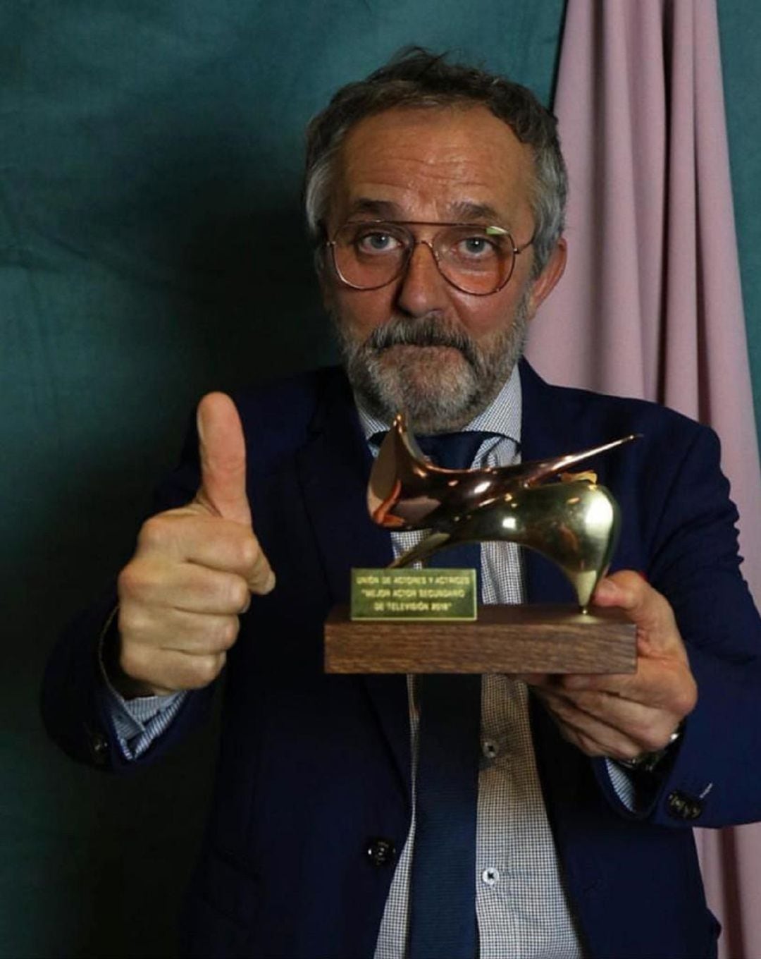 Morris posa con el premio de la Unión de Actores y Actrices