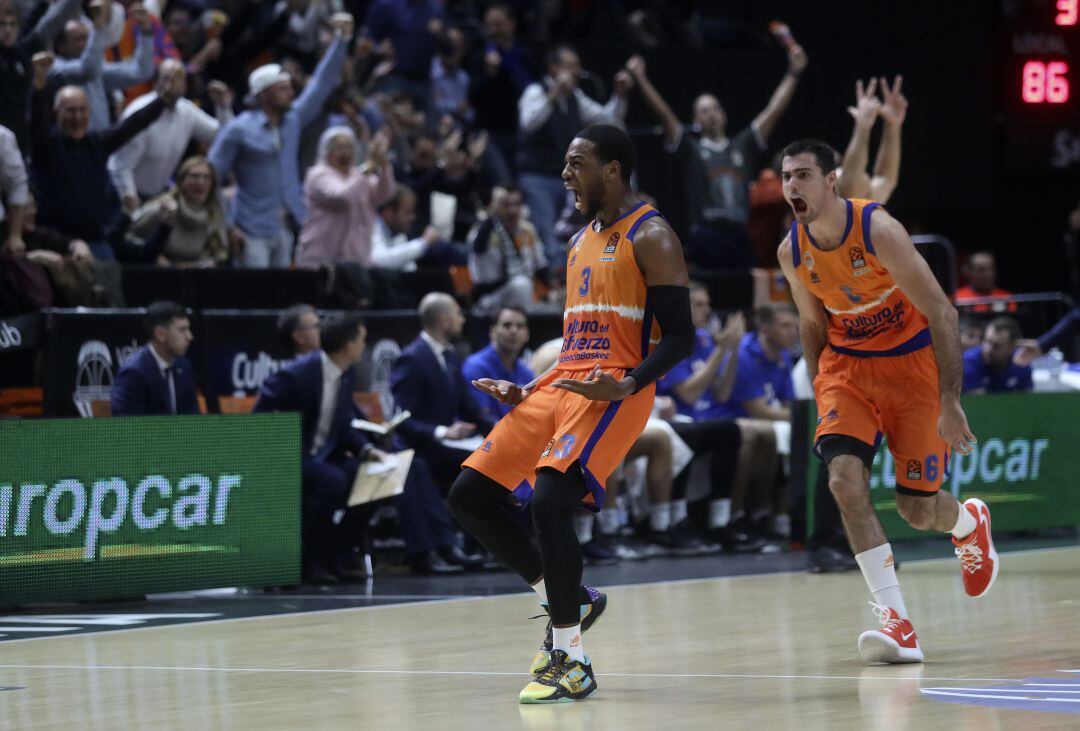 Jordan LLoyd y Abalde celebran la victoria de Valencia Basket