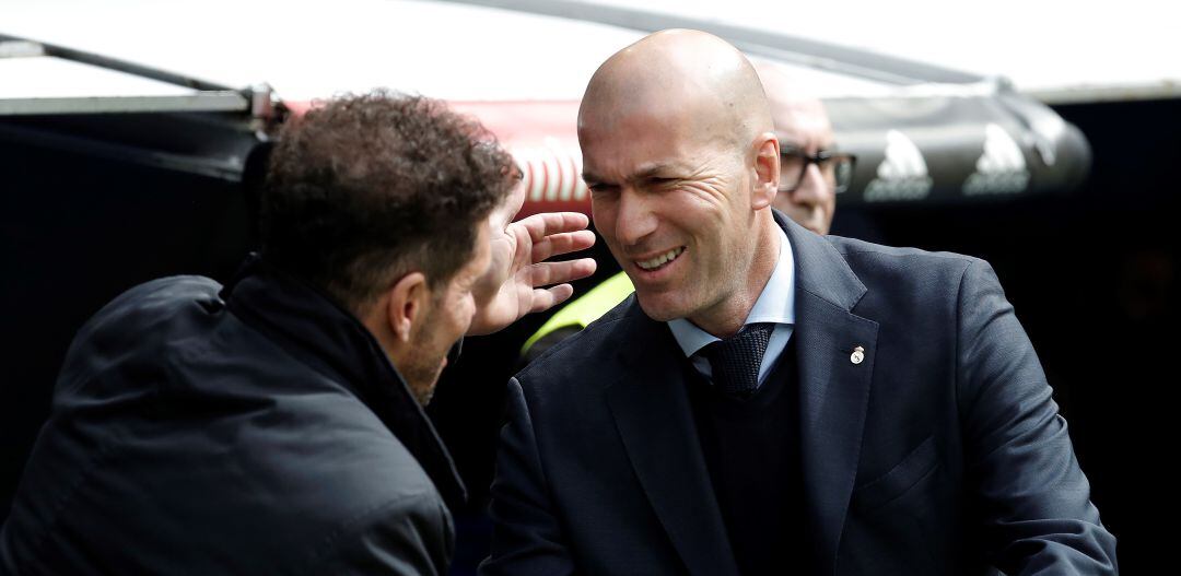 Zinedine Zidane saluda a Simeone en un derbi en el Bernabéu