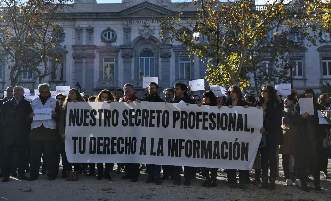 Concentración de periodistas frente al Tribunal Supremo en Madrid