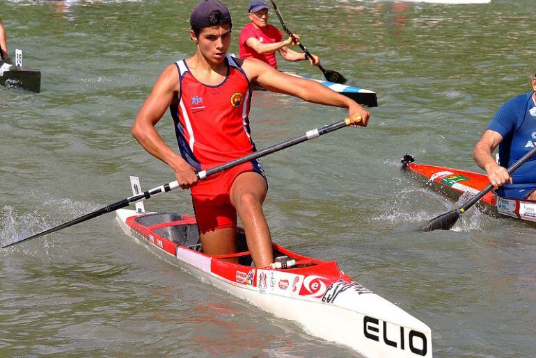 El piragüista Francisco Oses entrenando en el Guadiana