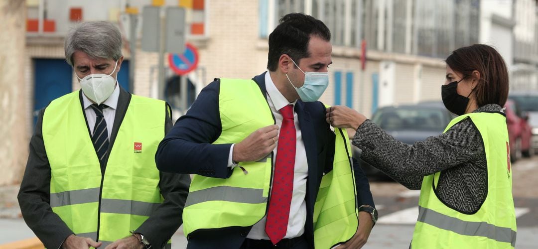 El vicepresidente de la Comunidad de Madrid, Ignacio Aguado, durante una visita al recinto de Canillejas de Metro de Madrid acompañado del consejero de Transportes, Movilidad e Infraestructuras, Ángel Garrido 