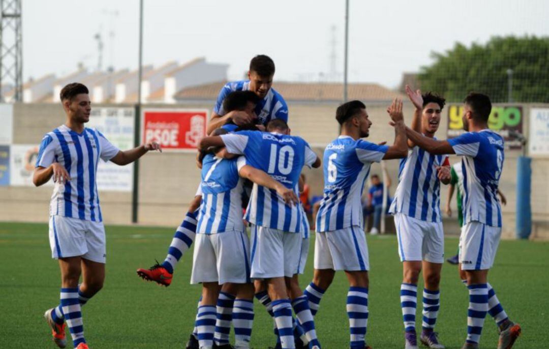 Varios jugadores industrialistas celebran un gol. 