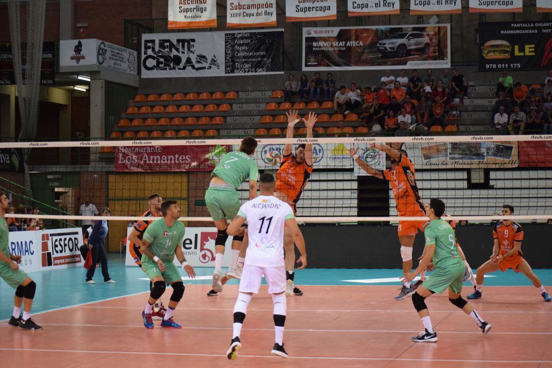 Una jugada del partido. 