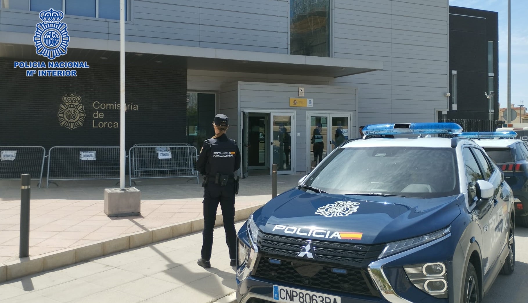 Dos Policías Nacionales fuera de servicio neutralizan a una mujer que acudió a un colegio con varios cuchillos