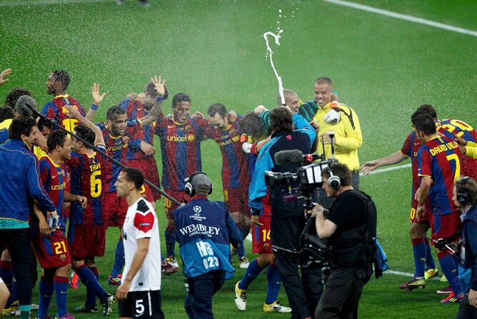 El Barça celebra con cava la victoria en Wembley