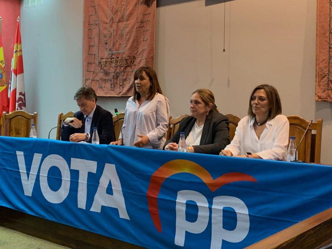 De izquierda a derecha: Francisco Vázquez, Nuria Fernández, Esther Herranz y Milagros Marcos participan en el Foro de Desarrollo Rural y Agricultura organizado por el PP en Cuéllar