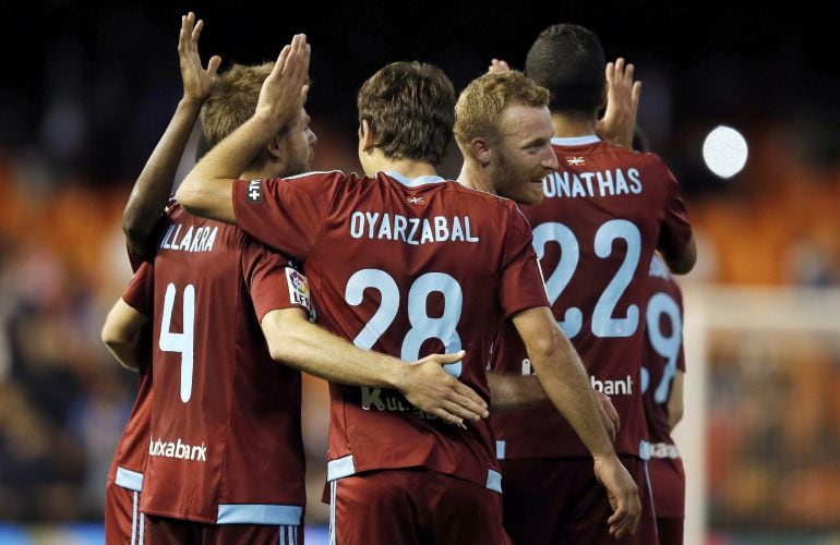 Jonathas celebra con sus compañeros el gol de Oyarzabal en Valencia