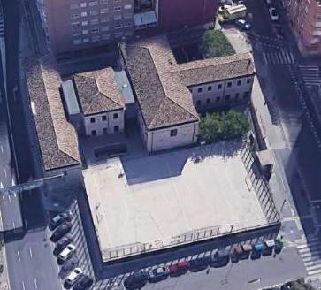 El cuerpo principal del antiguo complejo carcelario albergaba las dependencias administrativas, los locutorios y las estancias destinadas al personal. En la actualidad, acoge los despachos del profesorado y el área administrativa del colegio.