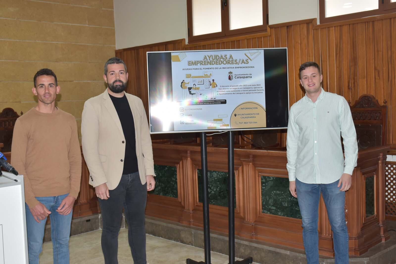 Los concejales Juan Bernal, Antonio Merino y Juan José López, durante la presentación de la iniciativa