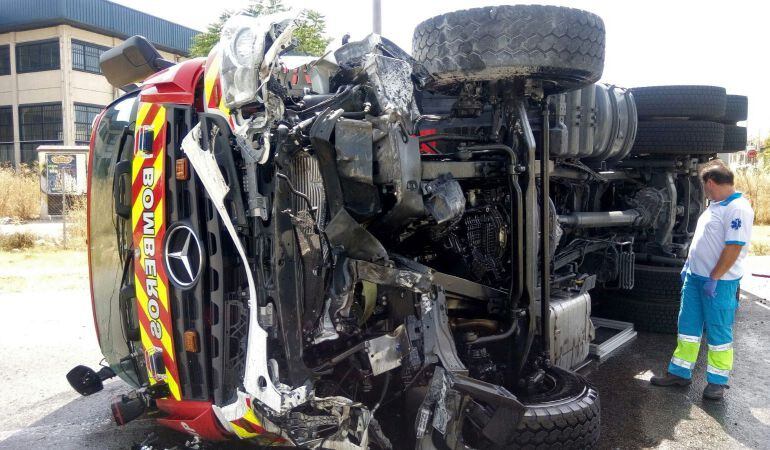Estado en el que ha quedado el camión en el que un bombero de Fuenlabrada ha resultado herido leve al volcar en el kilómetro 21 de la M-506, en Fuenlabrada.