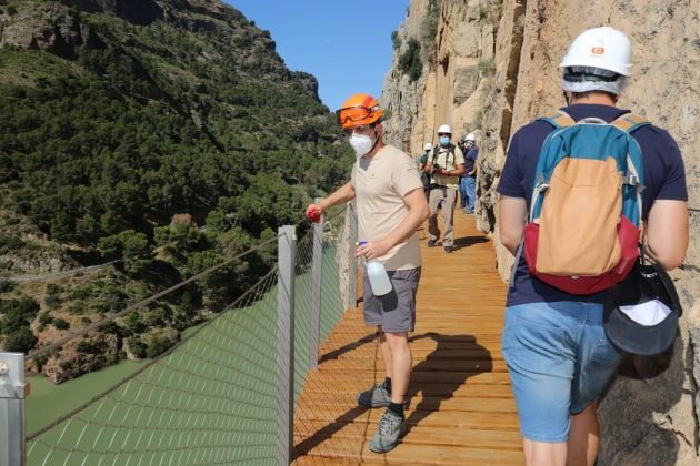 Los operarios del Caminito del Rey desinfectan las barandillas