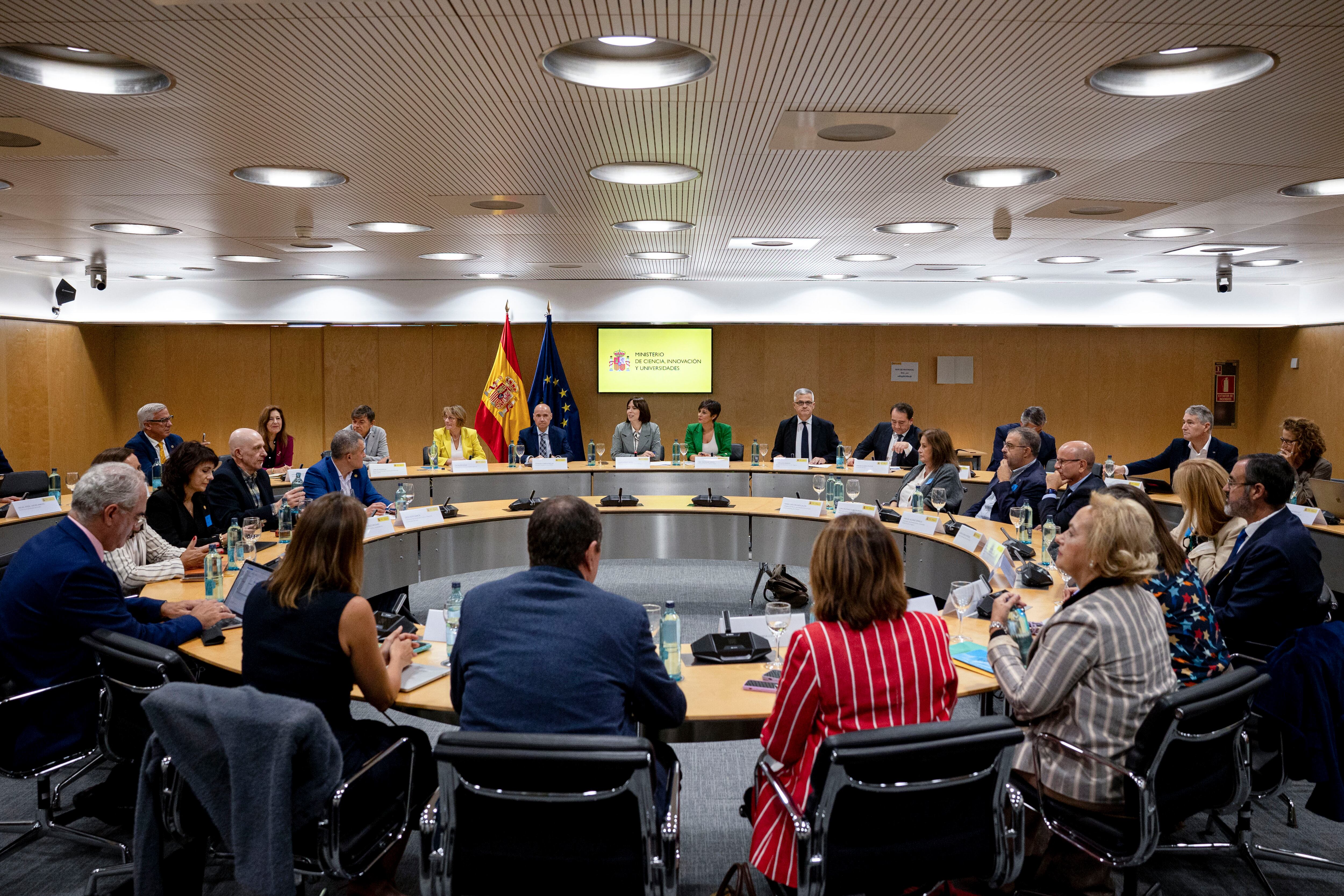 MADRID, 24/09/2025.- Las ministra sde Ciencia, Innovación y Universidades, Diana Morant (c) y de Vivienda, Isabel Rodríguez (d), se reúnen con representantes de las universidades públicas, este miércoles en la sede del Ministerio, en Madrid. EFE/ Daniel Gonzalez