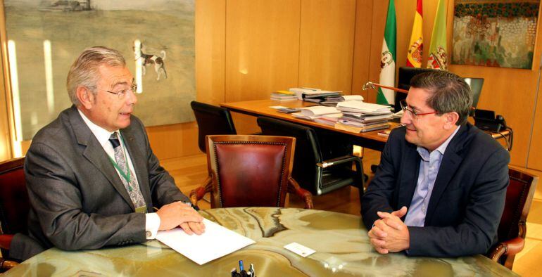 Reunión del cónsul honorario de Turquía en Granada, José Luis Alarcón, con el presidente de la Diputación de Granada, José Entrena