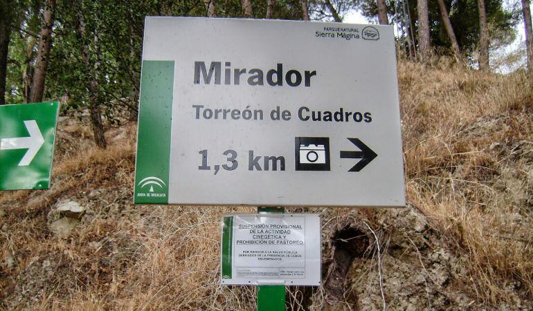 Cartel indicador de la prohibición de caza y pastoreo en pleno Parque Natural por envenenamiento con cebos