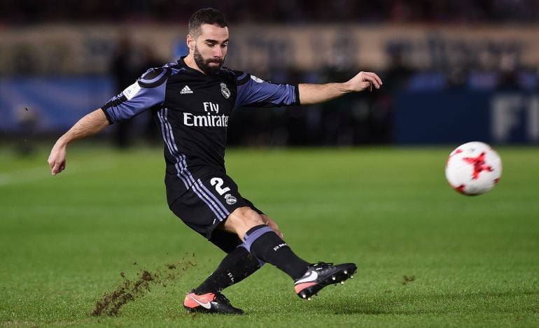 Dani Carvajal golpea la pelota durante un partido con el Real Madrid