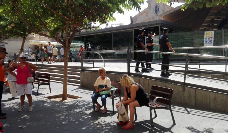 Agentes de la Policía Local han reforzado la vigilancia contra el consumo de alcohol en la Plaza 25 de Mayo, coincidiendo con el arranque del tardeo. 