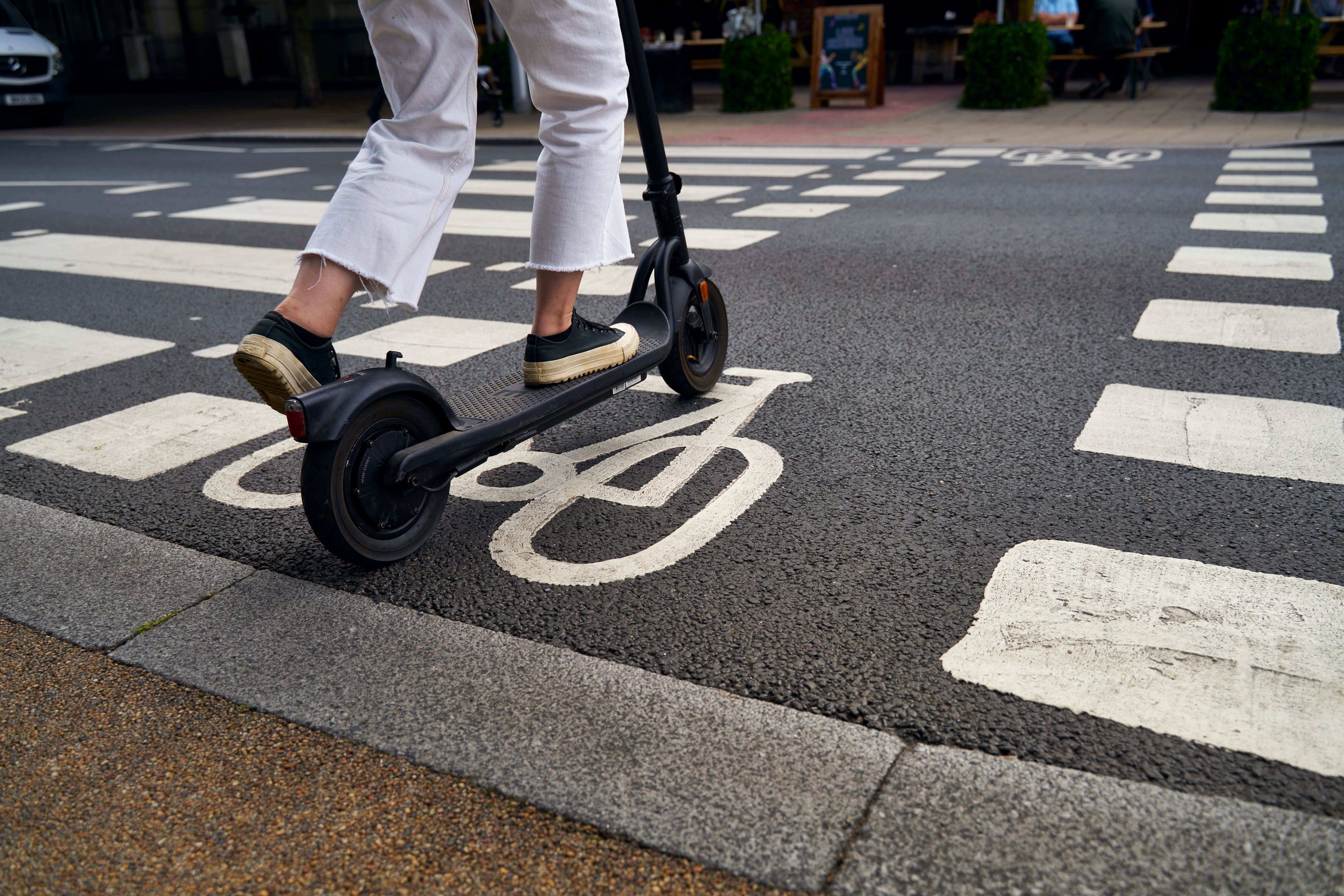 Una persona usuaria de un patinete eléctrico