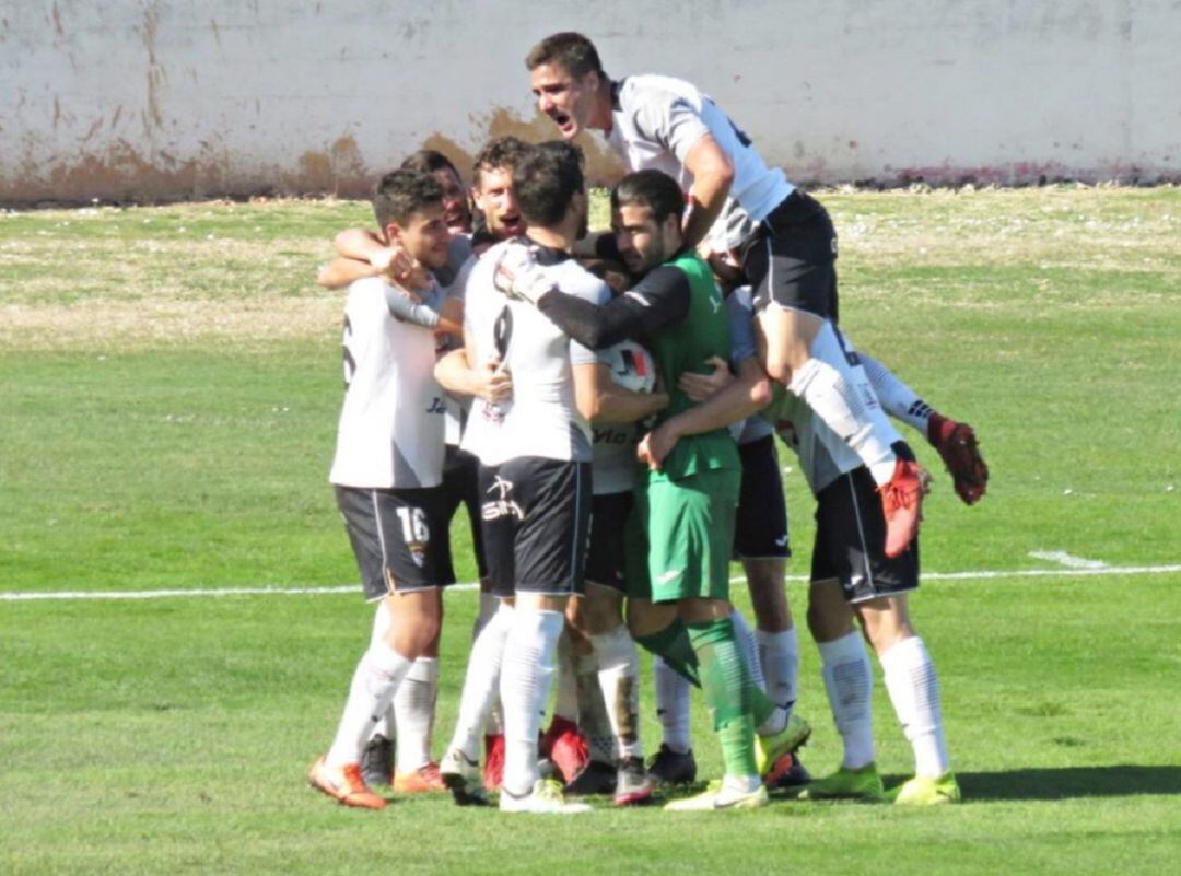 Los jugadores del Tudelano celebran el gol del empate en el último minuto ante el Ebro 